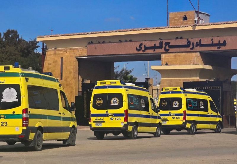 © Reuters. Egyptian ambulances transport to the Gaza Strip through the Rafah border from Egypt side, following a ceasefire between Israel and Hamas, in Rafah, Egypt, January 25, 2025. REUTERS/Stringer