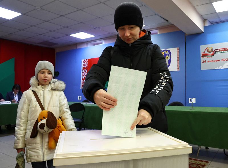 © Reuters. A woman casts her ballot during the early voting in Belarus' presidential election at a polling station in Minsk, Belarus January 25, 2025. REUTERS/Evgenia Novozhenina