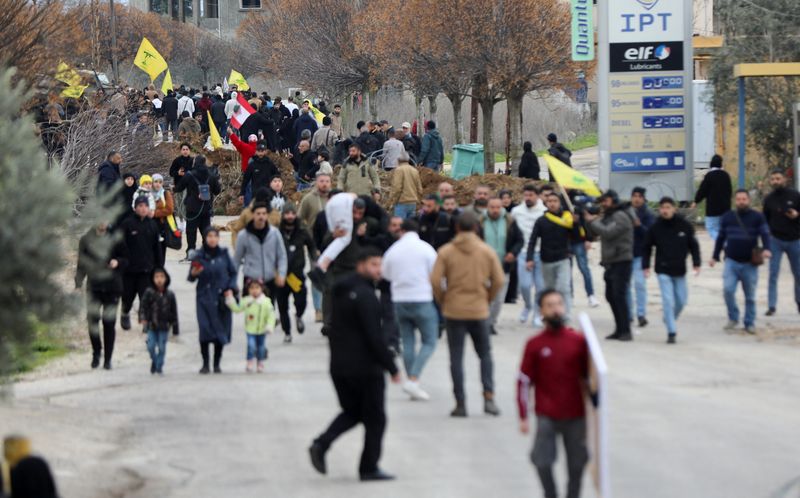 © Reuters. Locals gather with flags in Burj al-Muluk, near the southern Lebanese village of Kfar Kila, where Israeli forces remained on the ground after a deadline for their withdrawal passed as residents sought to return to homes in the border area, Lebanon January 26, 2025. REUTERS/Karamallah Daher