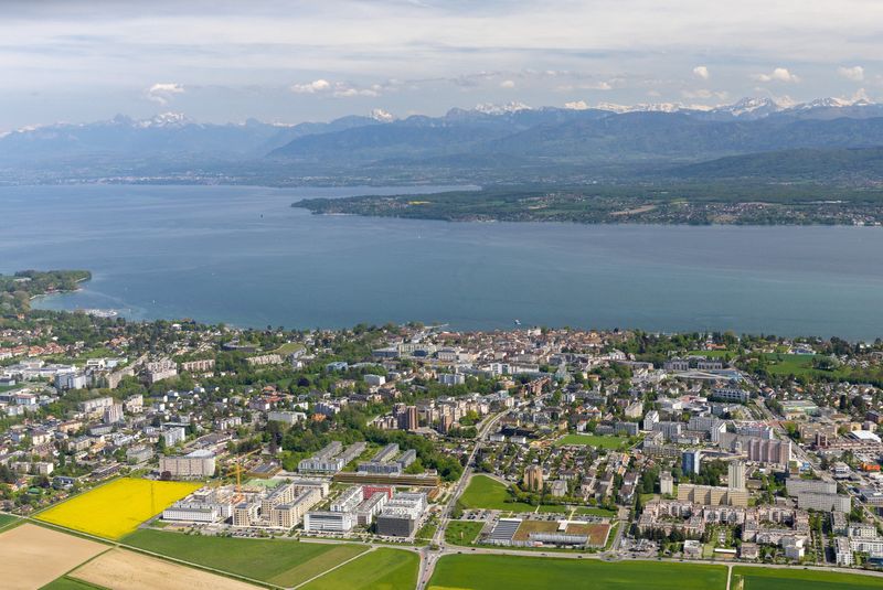 © Reuters. FILE PHOTO: A general view of the town of Nyon and Lake Geneva, Switzerland, May 4, 2023. REUTERS/Denis Balibouse/File Photo