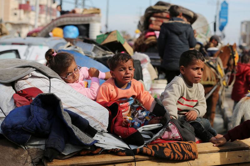 © Reuters. Palestinian children wait to be allowed to return to their homes in northern Gaza after they were displaced to the south at Israel's order during the war, amid a ceasefire between Israel and Hamas, in the central Gaza Strip, January 26, 2025. REUTERS/Hatem Khaled