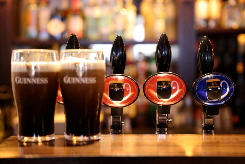 © Reuters. FILE PHOTO: A Guinness and a Guinness 0.0 zero alcohol beer taps are seen at The Devonshire pub in Soho, London, Britain, October 10, 2024. REUTERS/Hollie Adams/File Photo