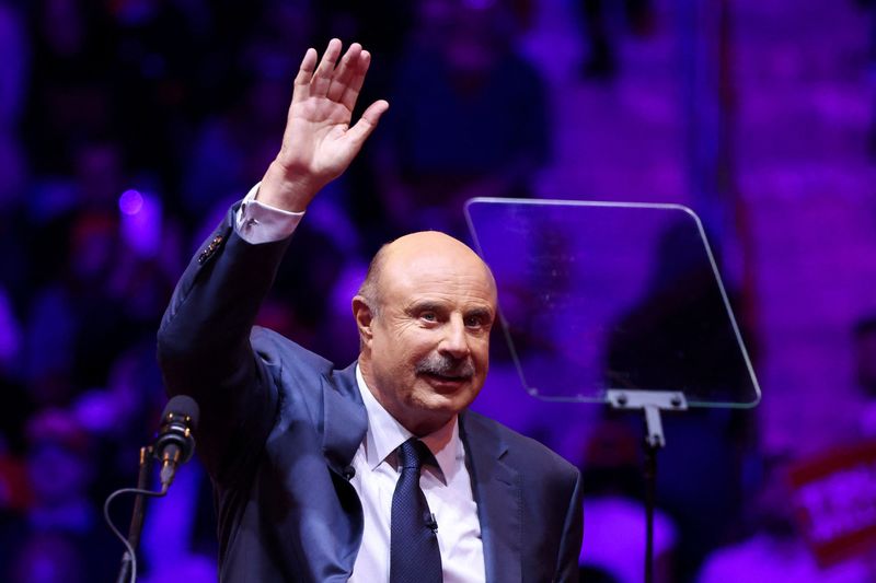 © Reuters. FILE PHOTO: Dr. Phil McGraw waves during a rally for Republican presidential nominee and former U.S. President Donald Trump at Madison Square Garden, in New York, U.S., October 27, 2024. REUTERS/Brendan McDermid/File Photo