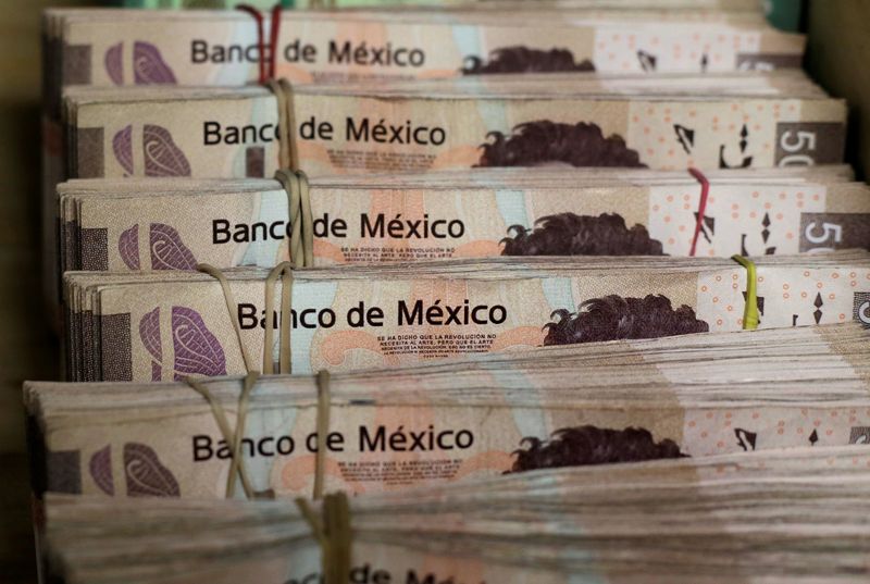 © Reuters. FILE PHOTO: Bundles of Mexican Peso banknotes are pictured at a currency exchange shop in Ciudad Juarez, Mexico January 15, 2018. REUTERS/Jose Luis Gonzalez/File photo