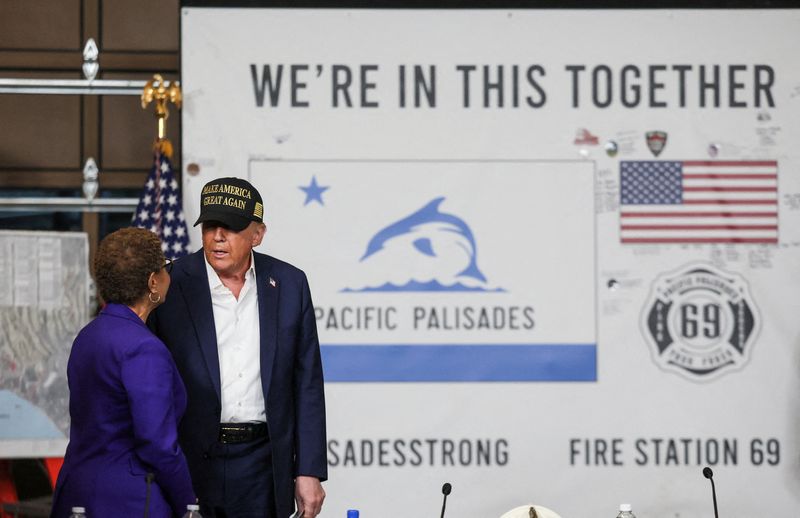 © Reuters. U.S. President Donald Trump speaks with Los Angeles Mayor Karen Bass during a briefing on wildfires damage as he visits the Pacific Palisades neighborhood that was damaged by the Palisades Fire, in Los Angeles, California, U.S., January 24, 2025. REUTERS/Leah Millis