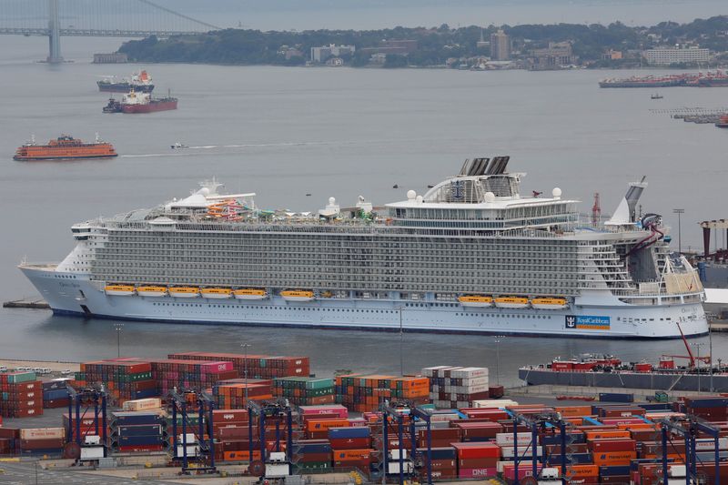 © Reuters. FILE PHOTO: A Royal Caribbean Cruises ship is seen docked in Bayonne, New Jersey, U.S., August 21, 2021. REUTERS/Andrew Kelly/File Photo