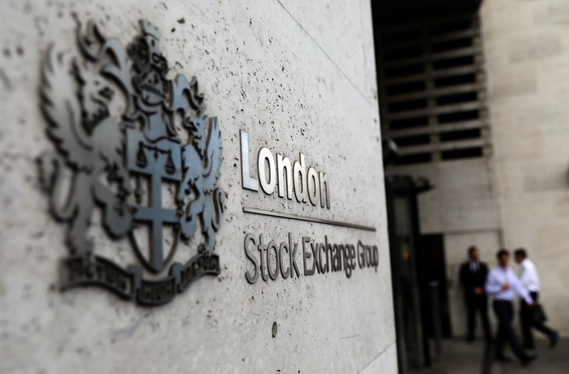 © Reuters. Pedestrians leave and enter the London Stock Exchange in London, Britain August 15, 2017. REUTERS/Neil Hall