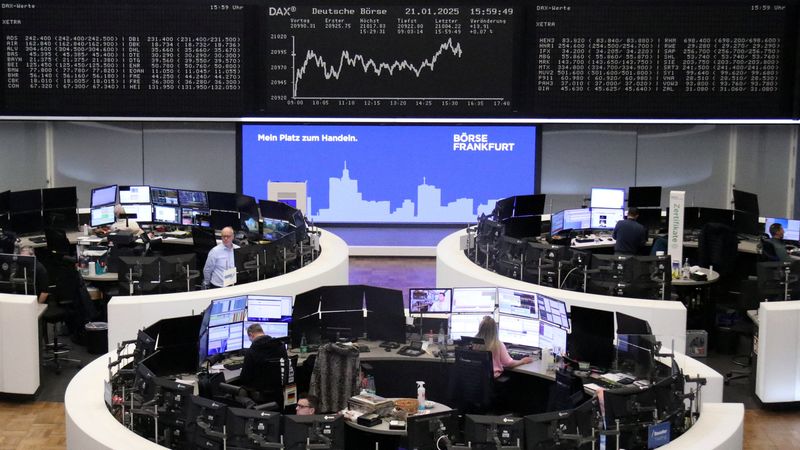 © Reuters. FILE PHOTO: German share price index DAX graph is pictured at the stock exchange in Frankfurt, Germany, January 21, 2025.    REUTERS/Staff/File Photo