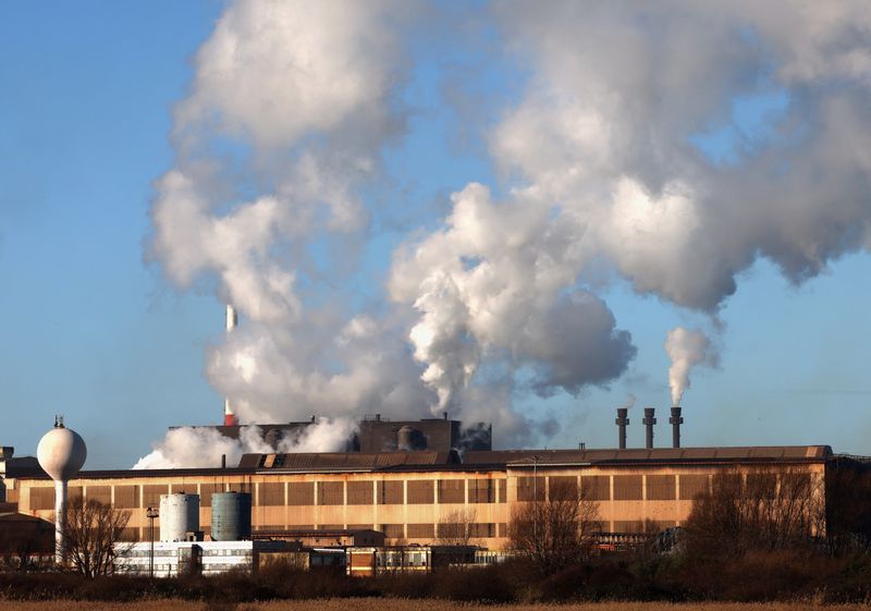 © Reuters. FILE PHOTO: Smoke rises from chimneys at a factory in the port of Dunkirk, France  January 19, 2023. REUTERS/Yves Herman/File photo