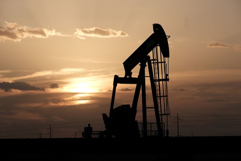 © Reuters. FILE PHOTO: Oil pump jacks work at sunset near Midland, Texas, U.S., August 21, 2019. REUTERS/Jessica Lutz/File Photo