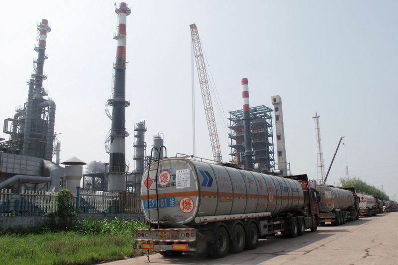 © Reuters. FILE PHOTO: An independent refinery is seen in Ju county, Shandong province, China July 25, 2018. REUTERS/Dominique Patton/File Photo